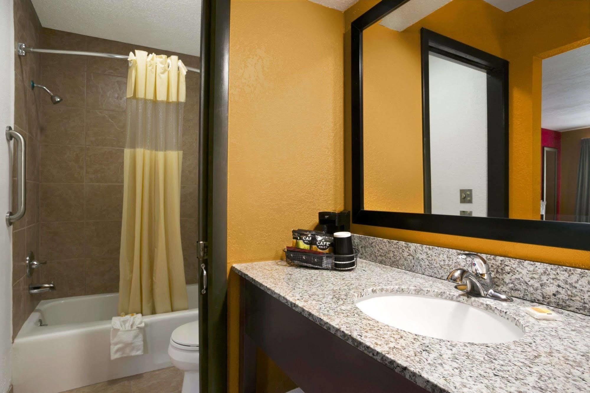 Days Inn By Wyndham Liberty/Ne Kansas City Buitenkant foto