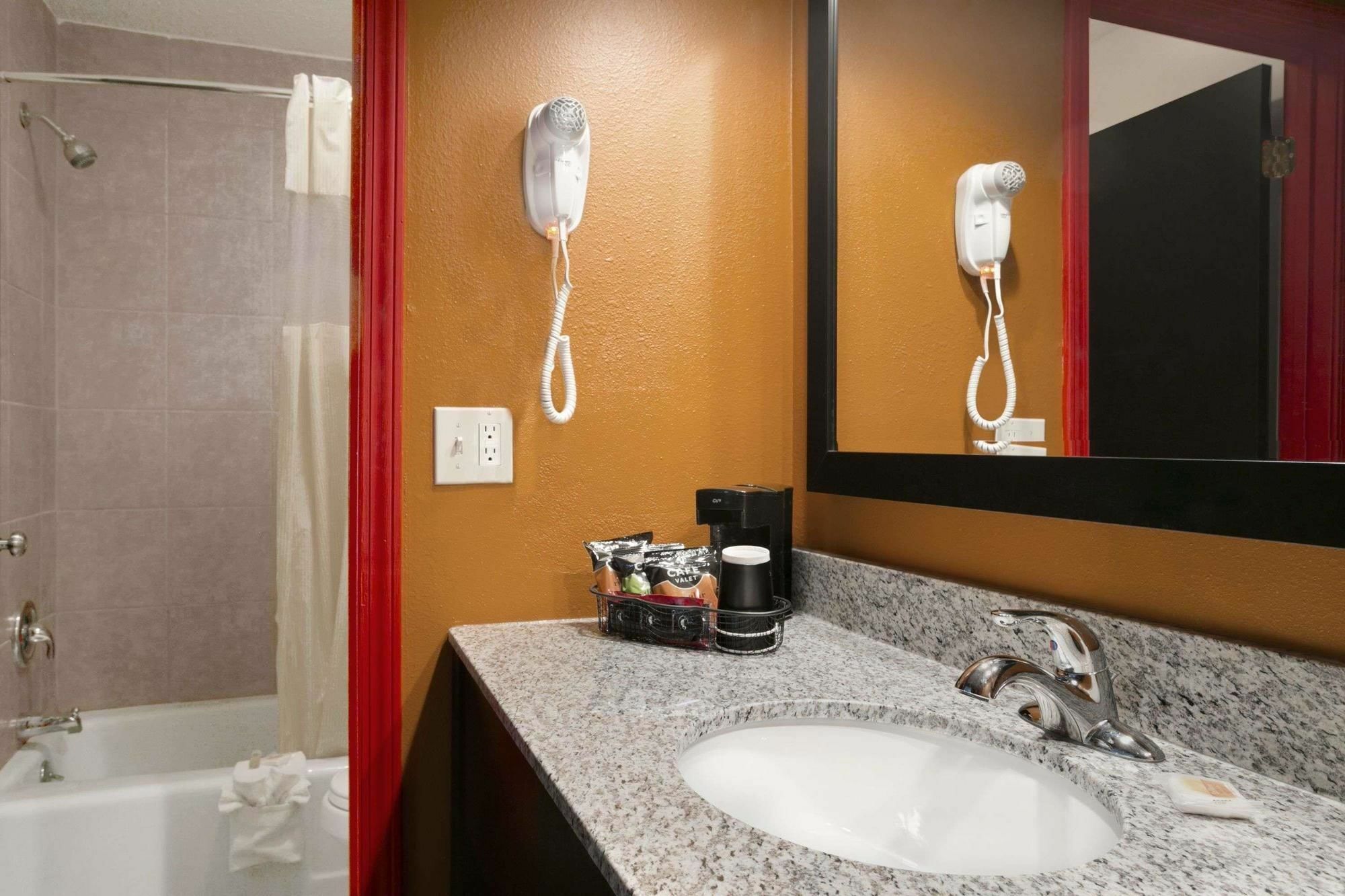 Days Inn By Wyndham Liberty/Ne Kansas City Buitenkant foto
